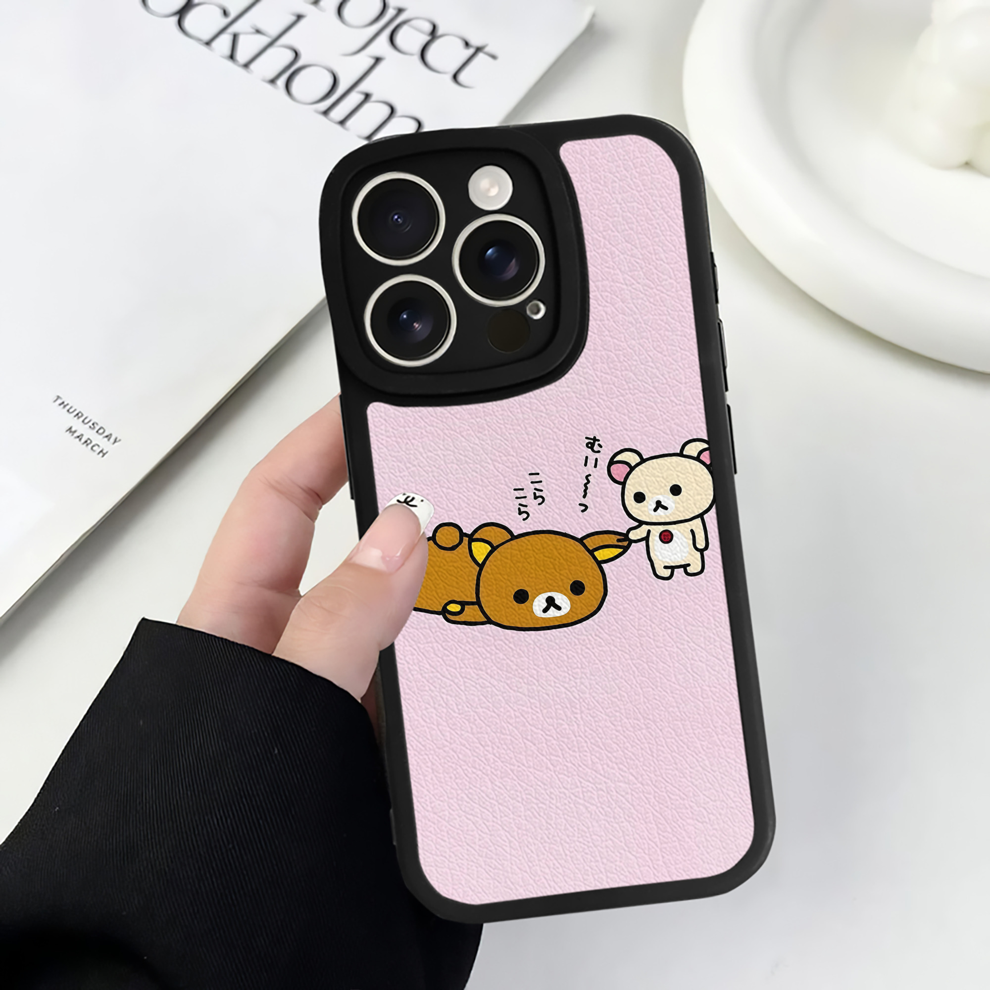 （画像用） リラックマ リラックマ キイロイトリ Rilakkuma Korilakkuma Kiiroitori 【iPhone 16シリーズ対応】シリコンスマホケース（レザー調） 材質：シリコン